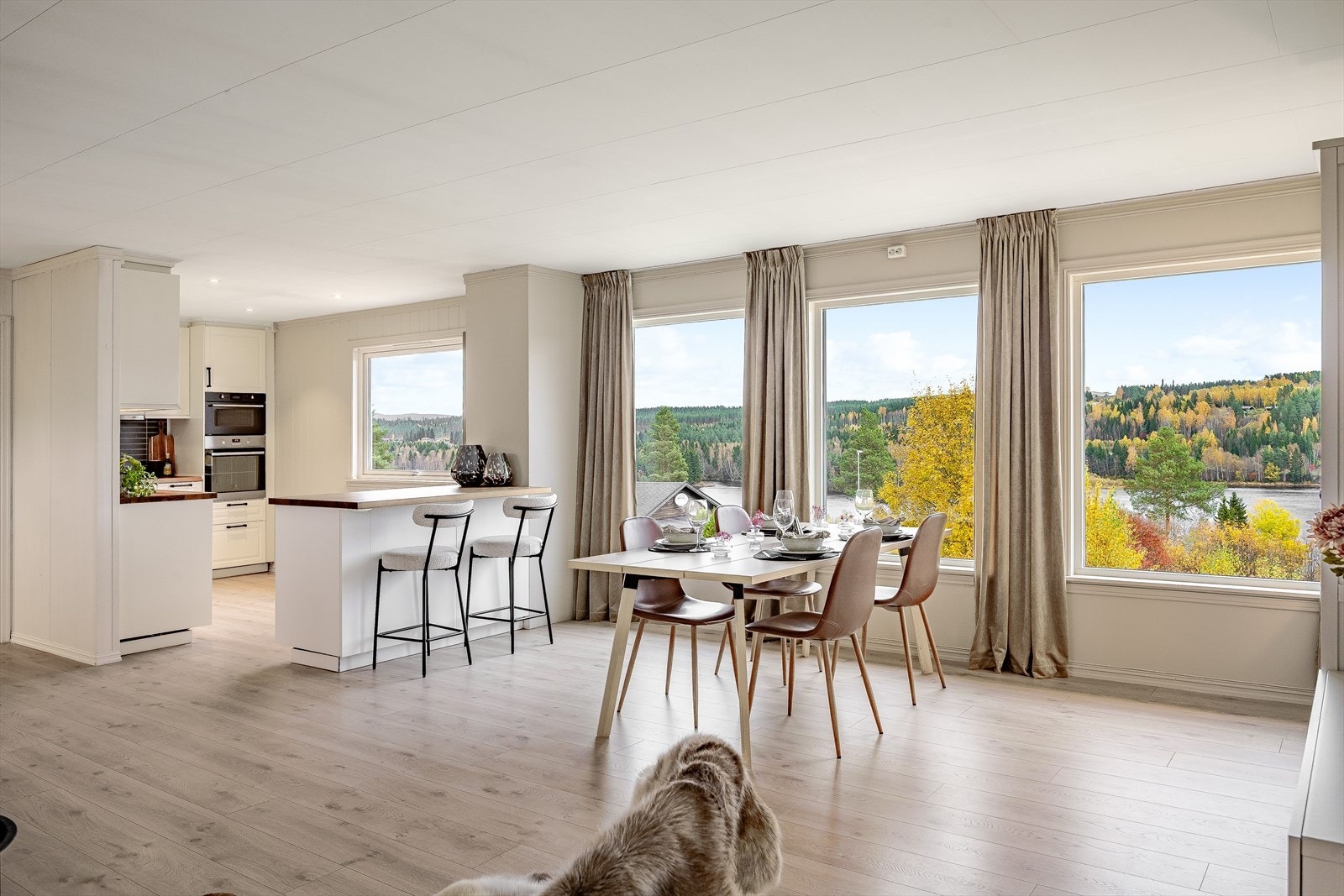 I tilknytning til kjøkkenet er det god plass til et stort spisebord som blir et naturlig samlingspunkt. Galleribilde