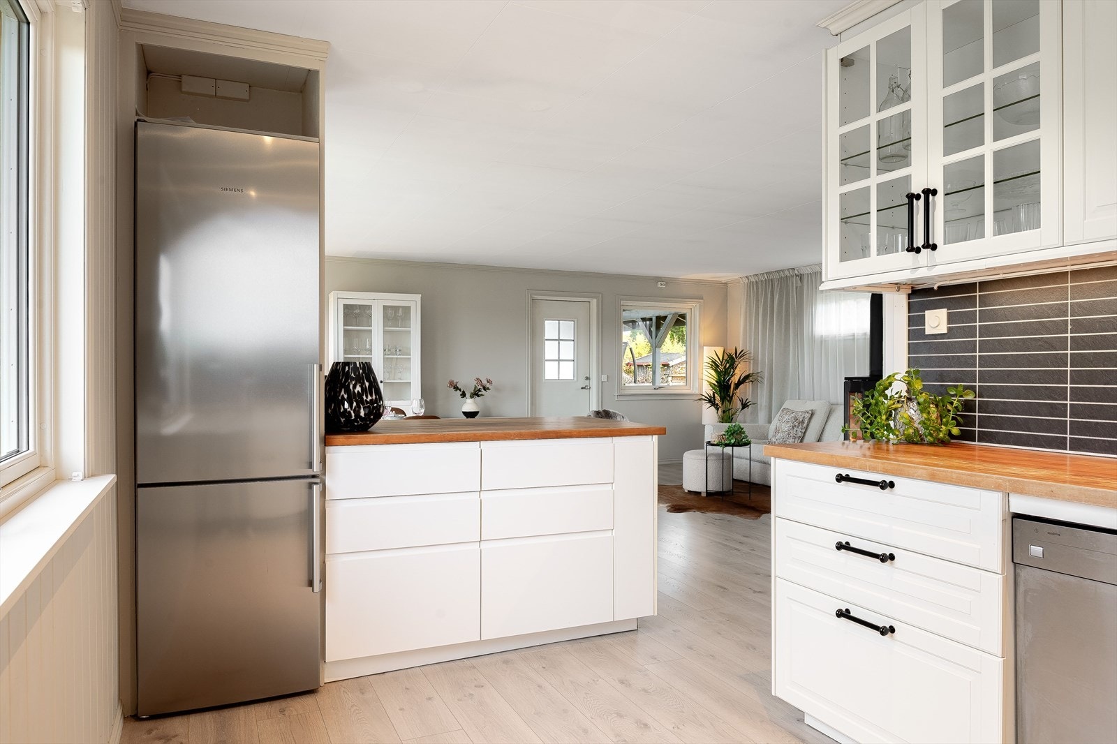 Kjøkkenet er utstyrt med medfølgende integrerte hvitevarer som stekeovn og mikrobølgeovn. Plass til frittstående oppvaskmaskin og kjøleskap med frysedel (følger i utgangspunktet ikke med). Galleribilde