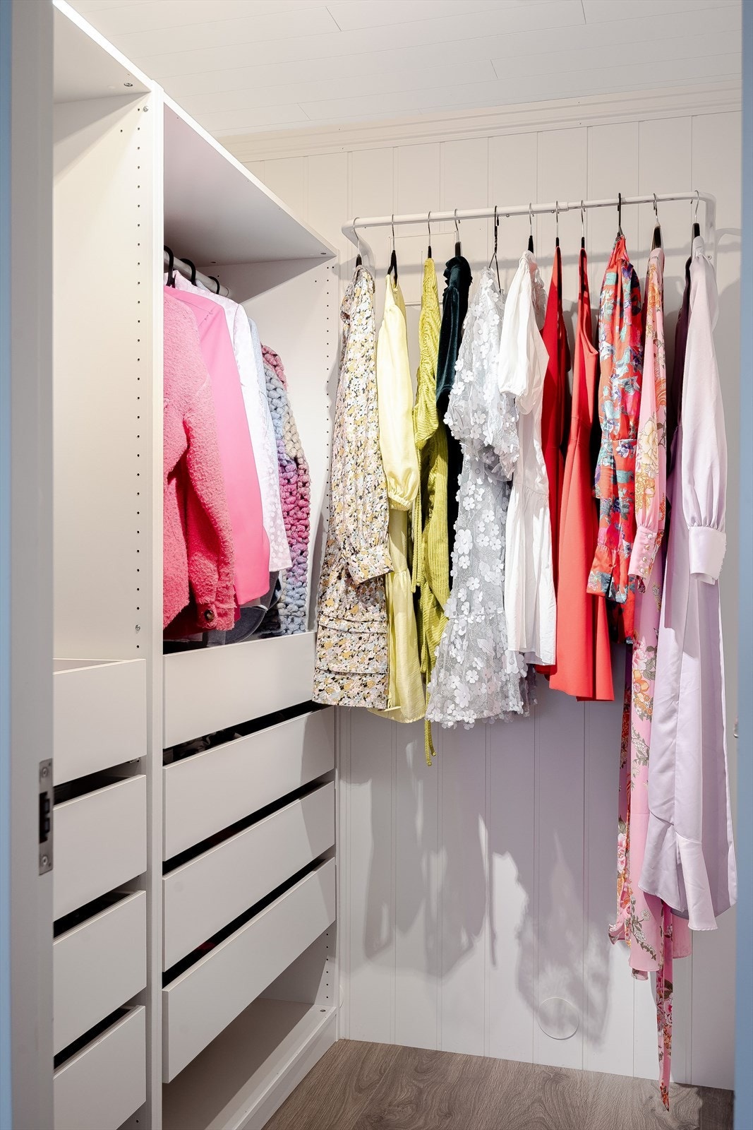 Fra dette rommet er det også adkomst til en praktisk bod innredet som et garderoberom. Her har du god oppbevaringsplass i åpen garderobeløsning. Galleribilde