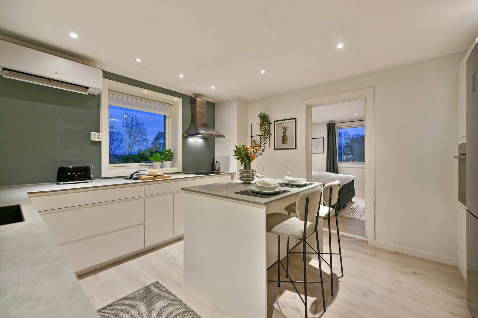 Stort kjøkken med masse skap- og benkeplass Galleribilde