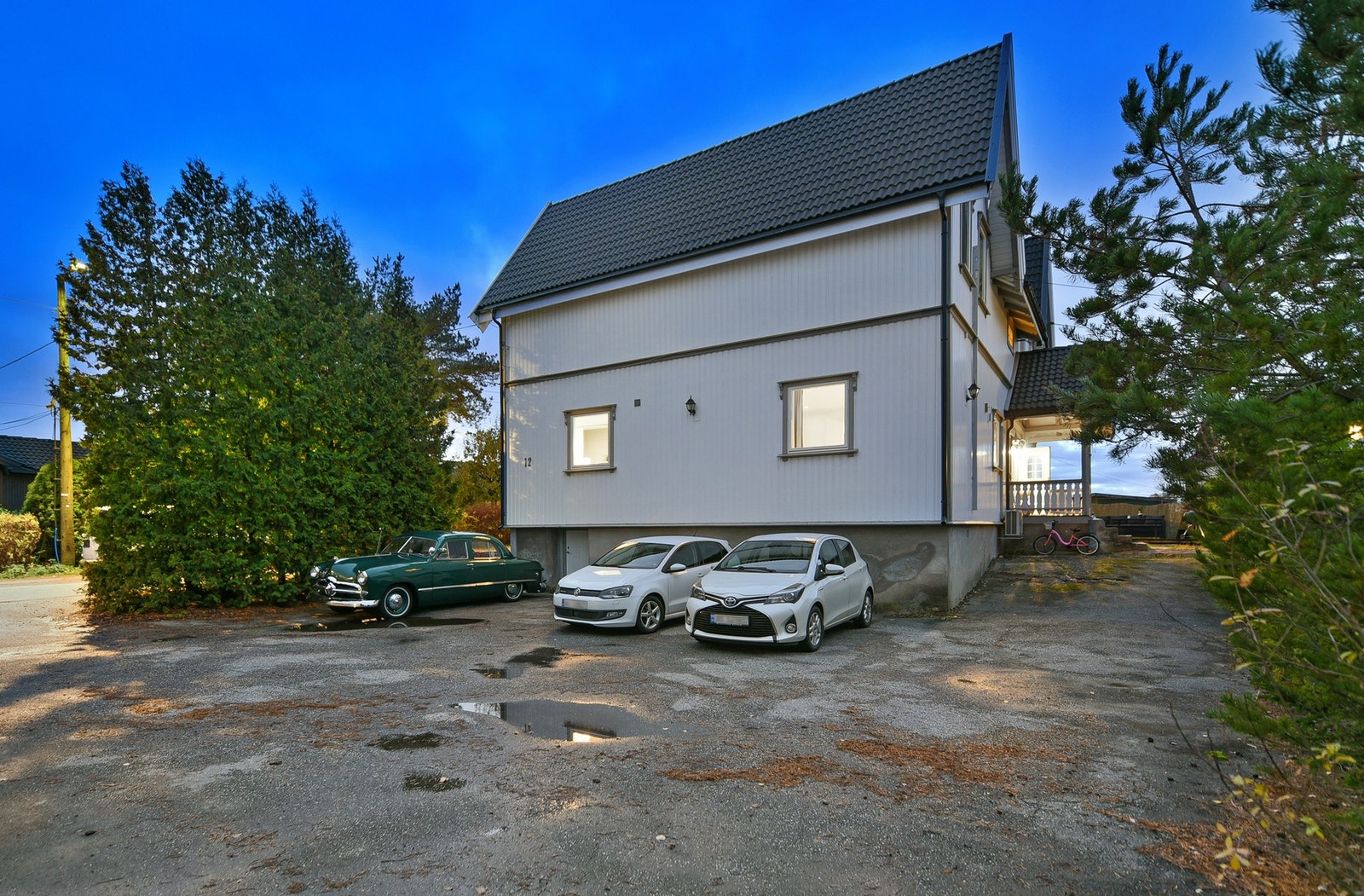 Det er gode parkeringsmuligheter på sameiets egen tomt Galleribilde