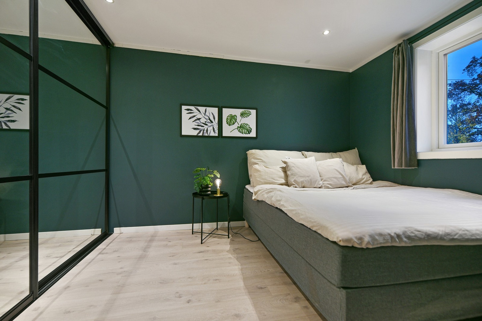 Stort gjesterom/barnerom med skyvedørsgarderobe Galleribilde