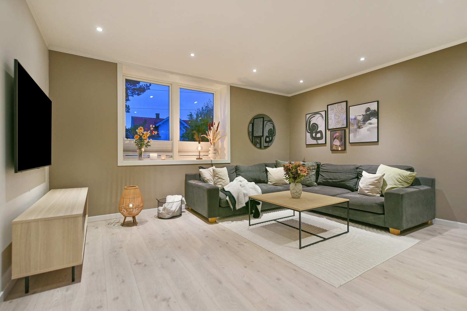 Romslig, moderne stue Galleribilde