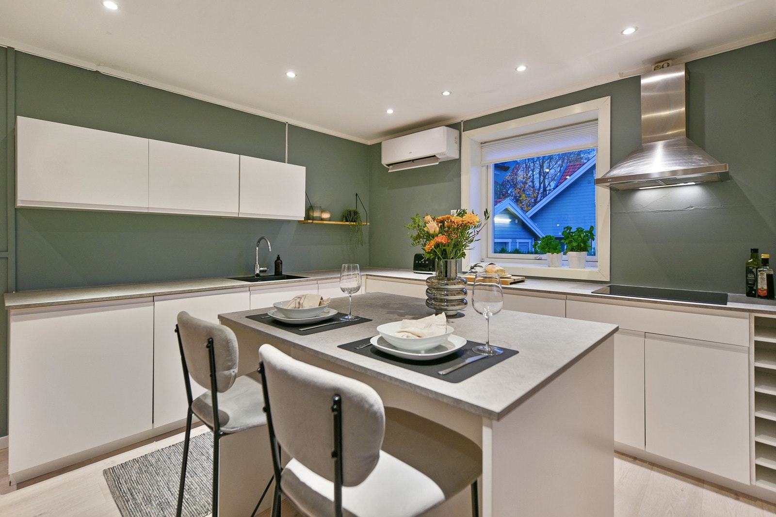 Kjøkkenøy med spiseplass Galleribilde