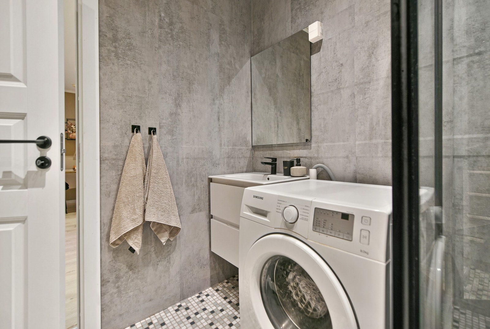 Det er opplegg for vaskemaskin på baderommet Galleribilde