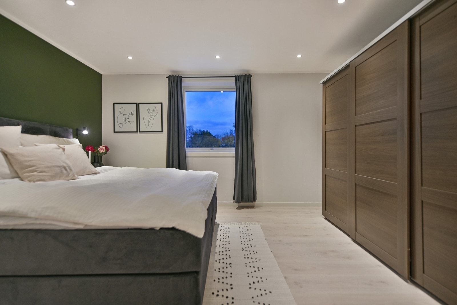 Skyvedørsgarderobe på hovedsoverom Galleribilde