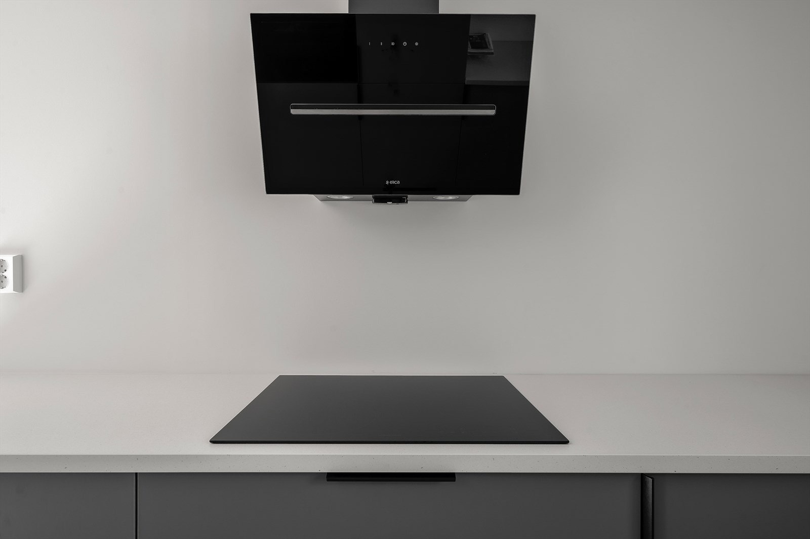 Platetopp og kjøkkenvfte i lekkert sort finish (NB! Bilde er av bolig D som er identisk som B) Galleribilde