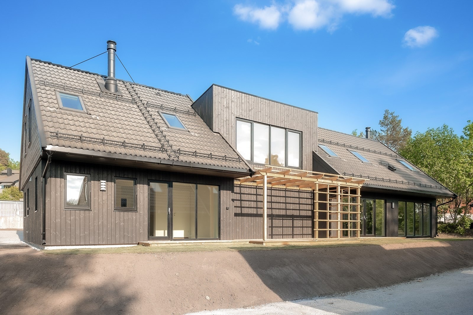 Sommerbilde før uteområdene ble ferdig opparbeidet (NB! Bilde er av bolig D som er identisk som B) Galleribilde