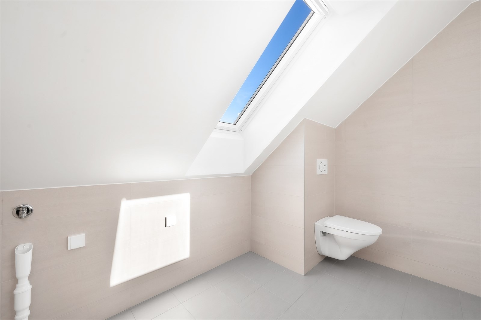 Godt med naturlig lysinnslipp fra det store takvinduet (NB! Bilde er av bolig D som er identisk som B) Galleribilde