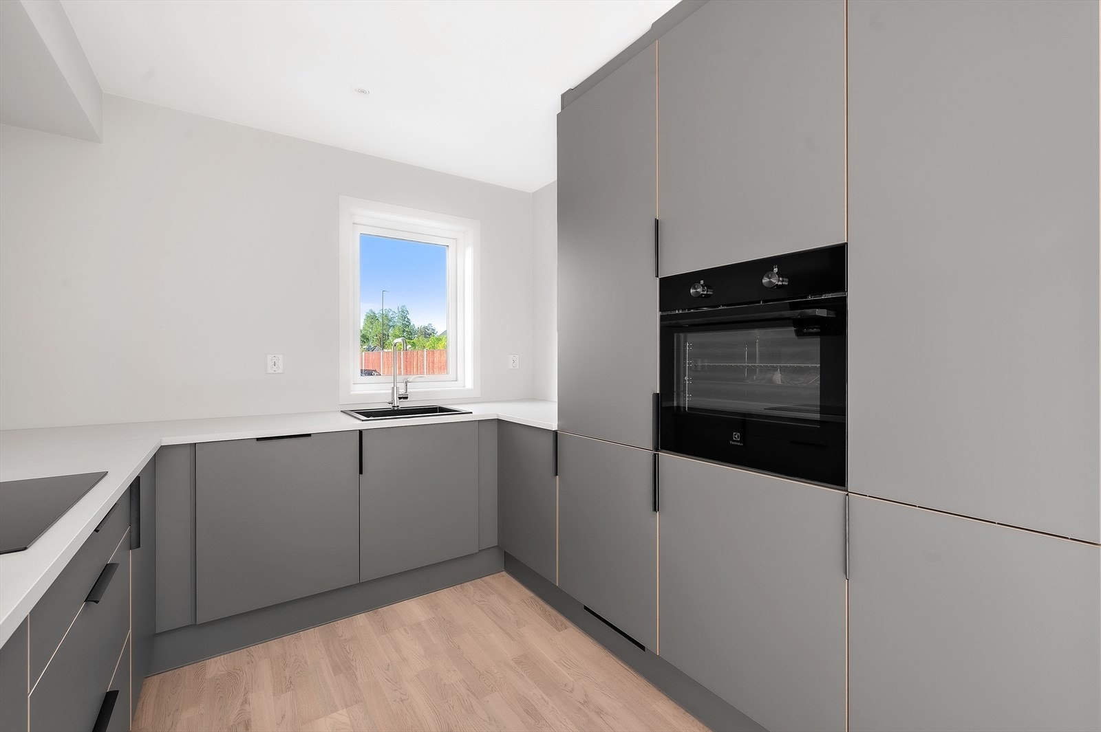 Komfyr, kjøleskap med frysedel, oppvaskmaskin og platetopp er integrert (NB! Bilde er av bolig D som er identisk som B) Galleribilde