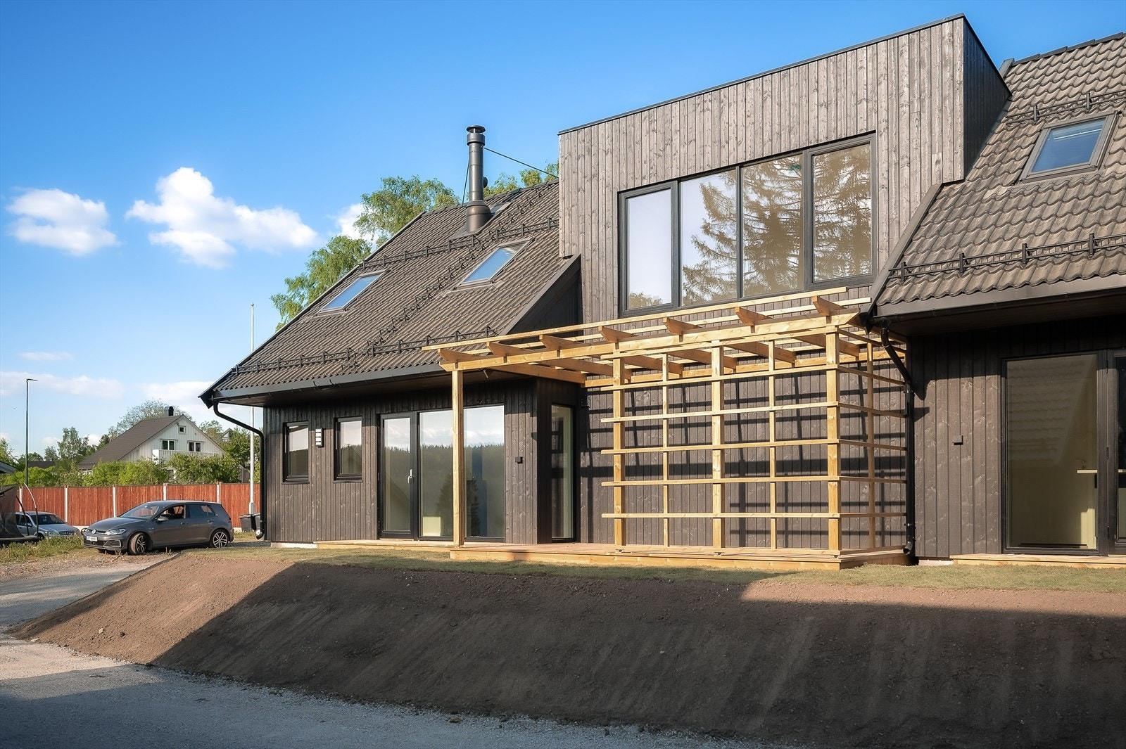 Det er etablert blomstereng i hagen. Både praktisk og tidsbesparende ettersom den krever minimalt med stell når den først er etablert. (NB! Bilde er av bolig D som er identisk som B) Galleribilde