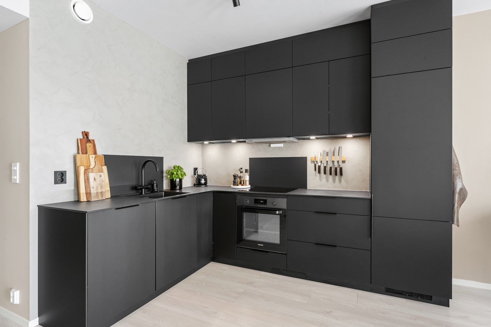 Hvitevarer på kjøkken følger med salget Galleribilde