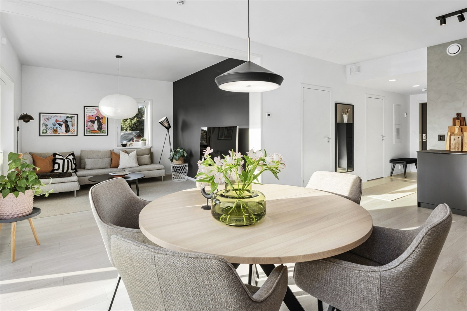 Åpen løsning mellom stue og kjøkken gir en god romfølelse Galleribilde