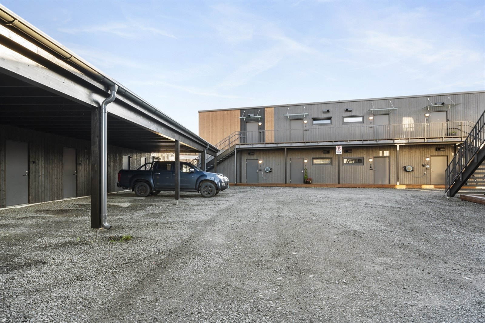 Det følger med carport med bod i bakkant av parkeringen Galleribilde