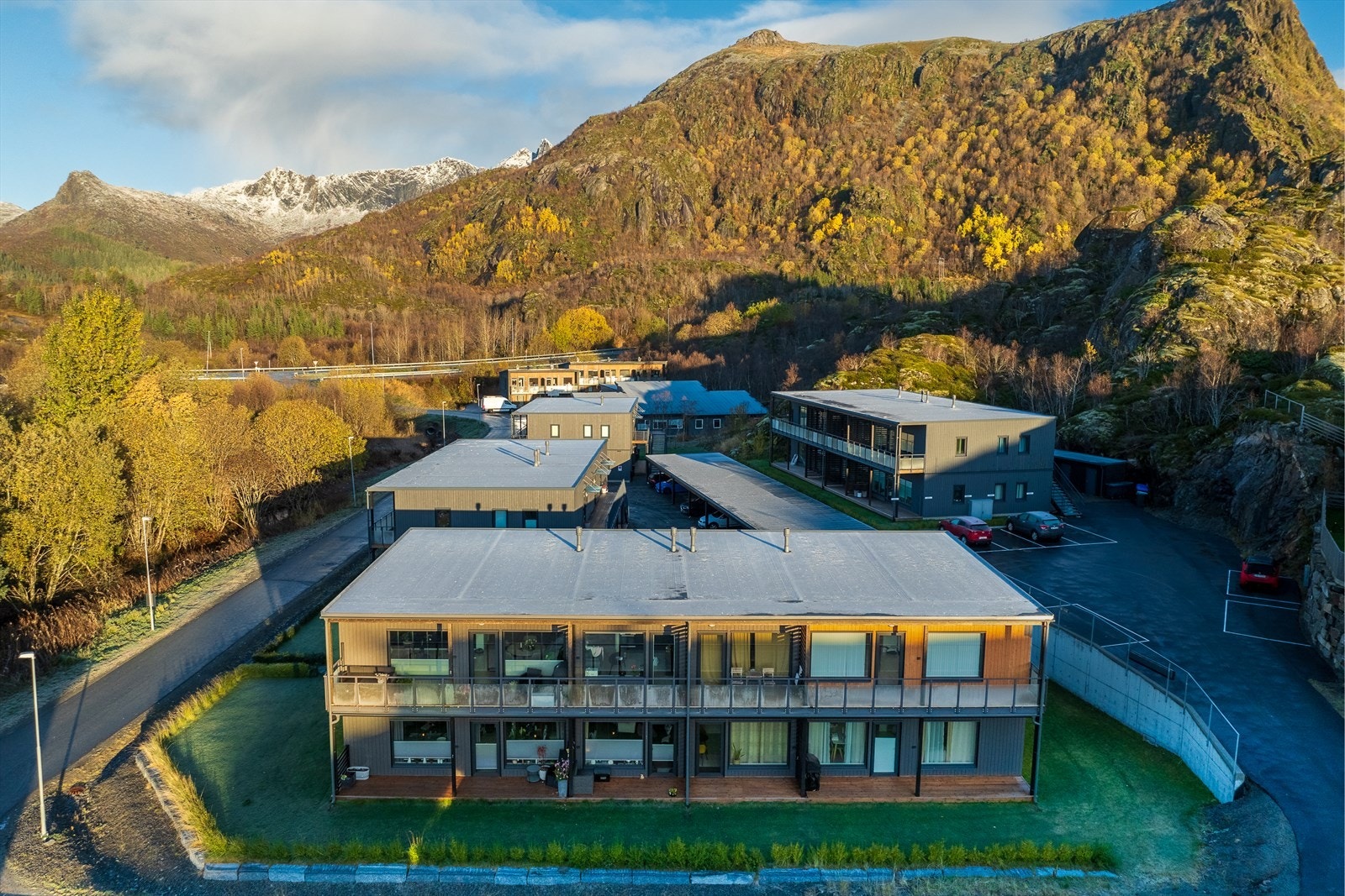 Stor felles plen med nyinnkjøpt robotgressklipper Galleribilde