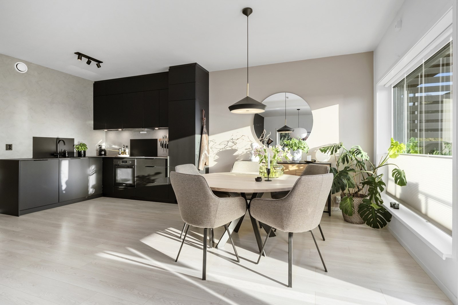 God plass til spisestue Galleribilde