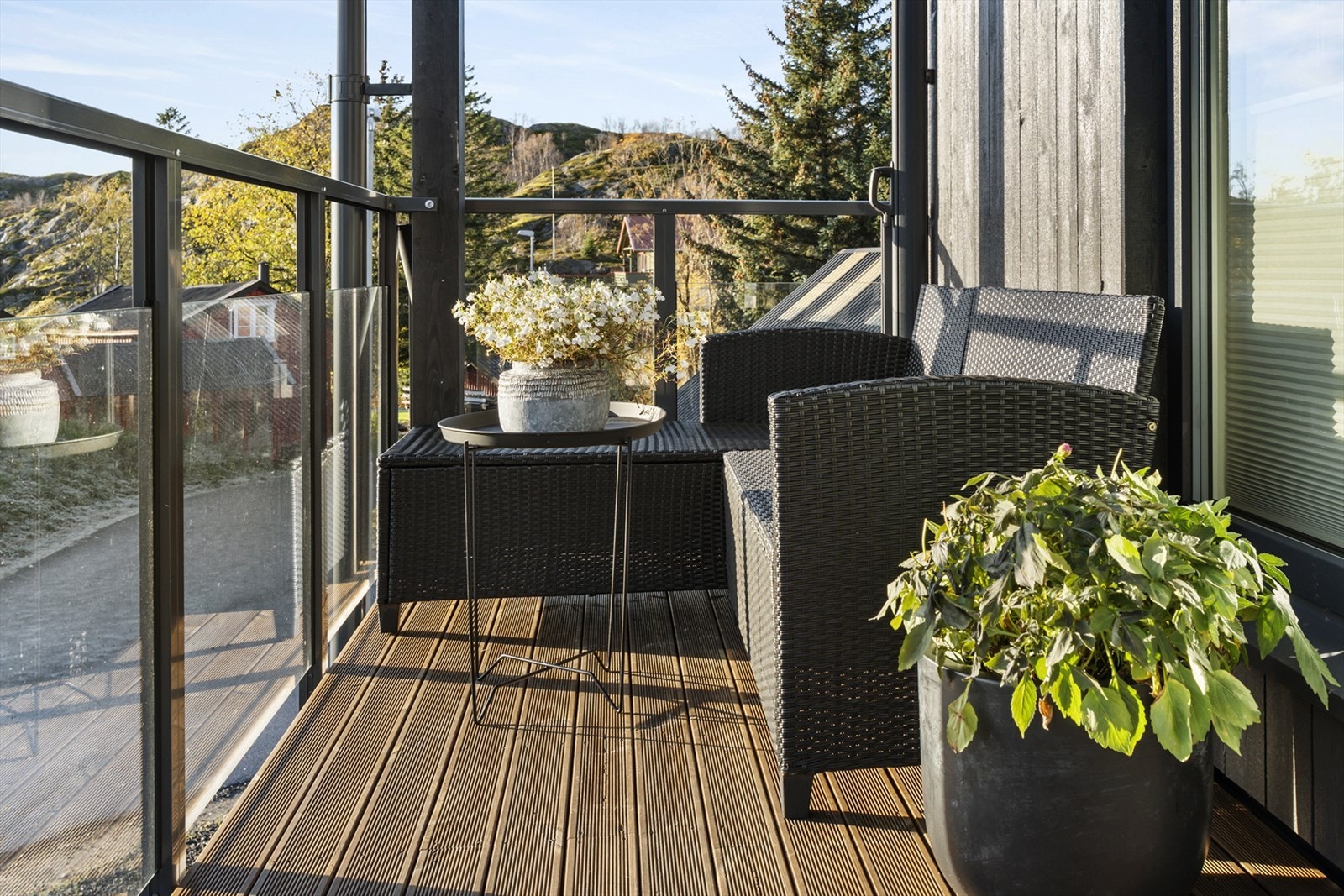 Det er plass til utemøbler på balkongen Galleribilde