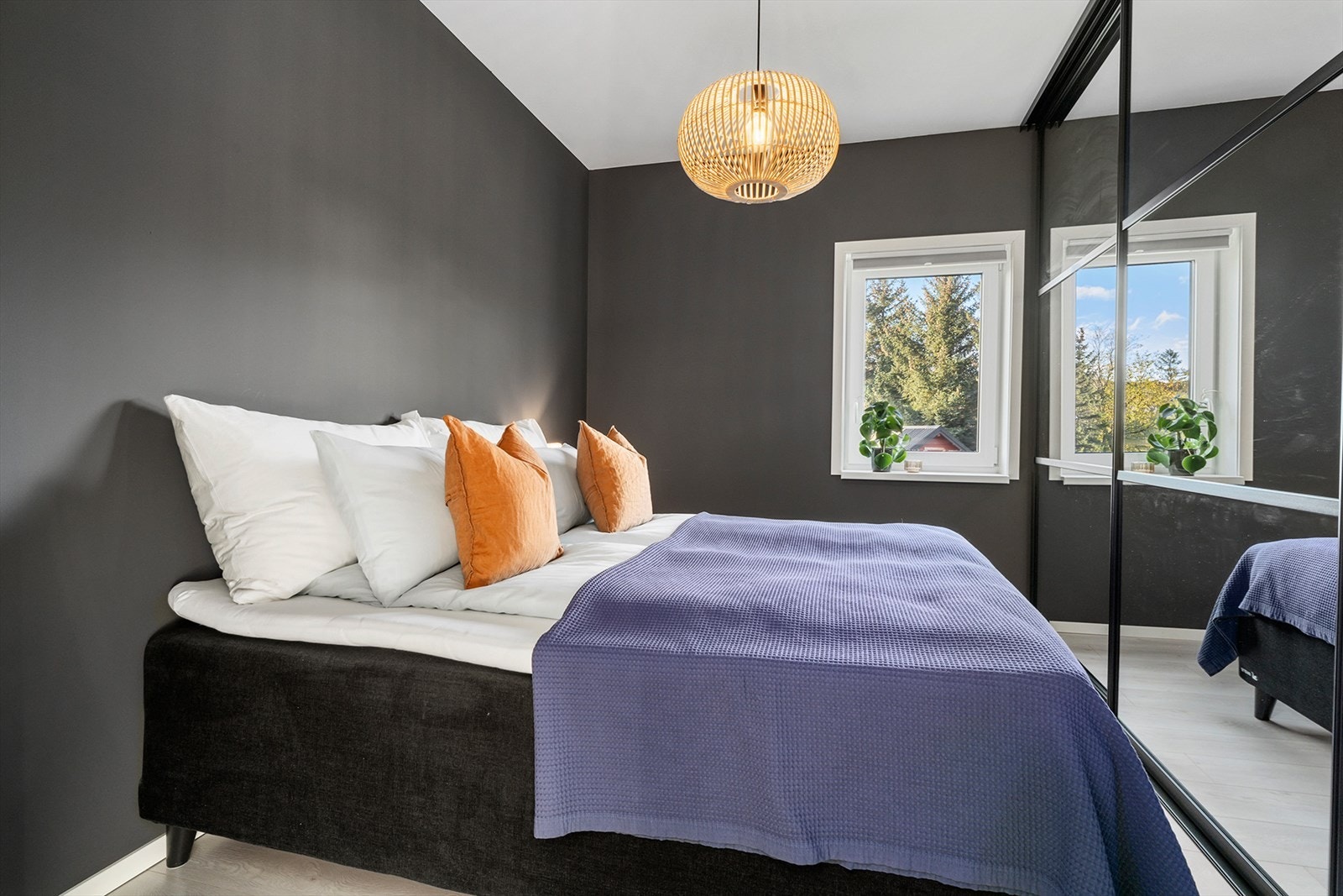 Pent soverom med plass til stor dobbeltseng Galleribilde