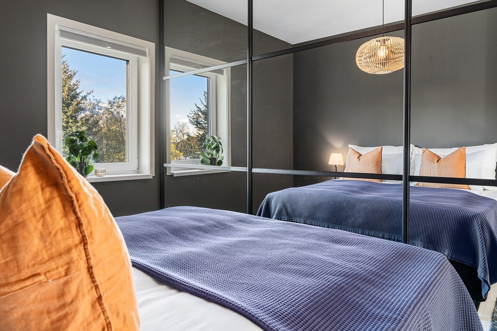 Soverommet har en funksjonell skyvedørsgarderobe med speilfronter og god lagringsplass. Galleribilde