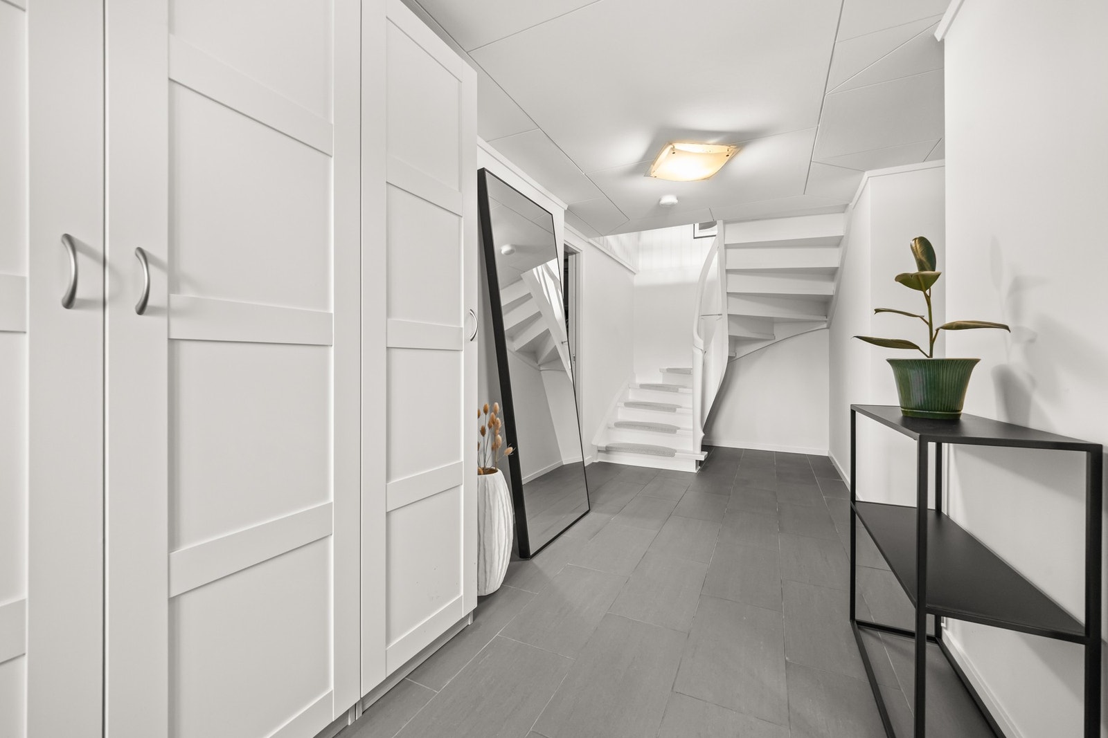 Boligen har en innbydende entré med gode oppbevaringsmuligheter i garderobeskap. Galleribilde