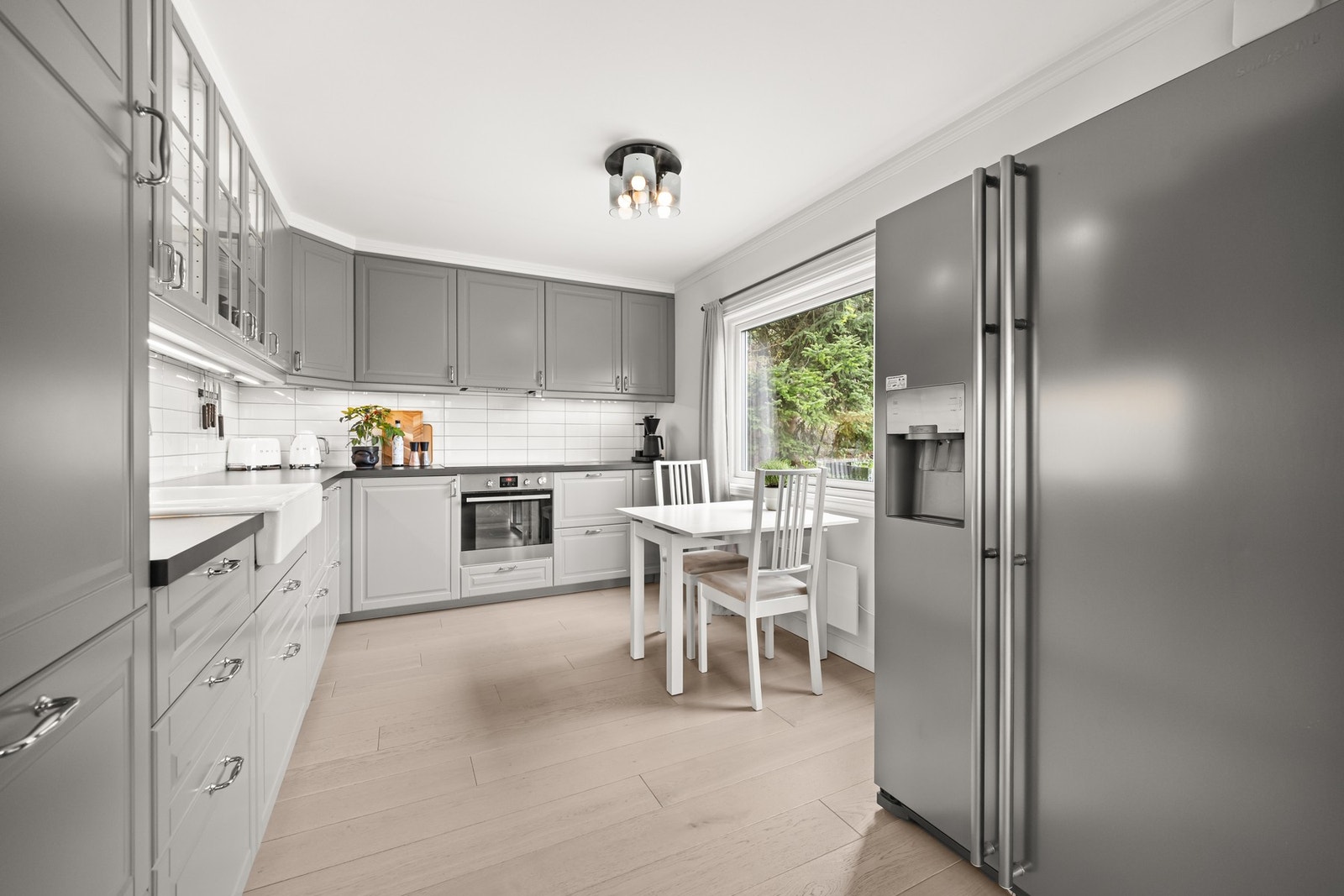 Moderne og pent kjøkken med farget kjøkkeninnredning fra 2013. Galleribilde