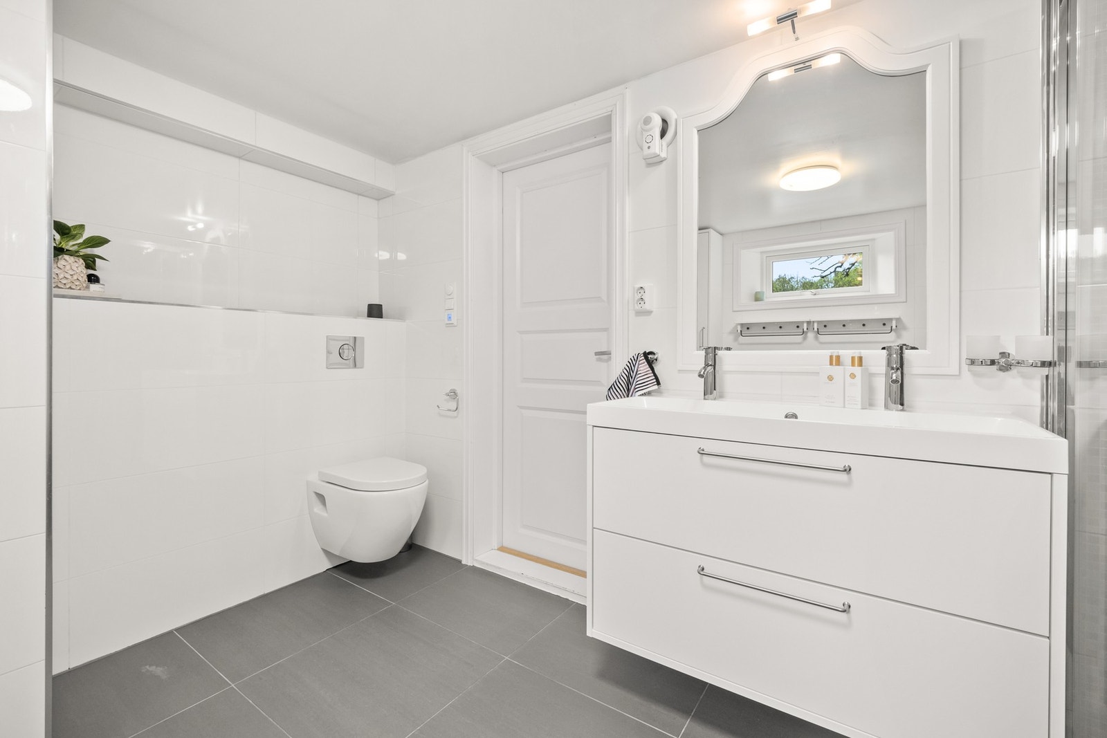 Pent flislagt baderom i u. etasje. Galleribilde