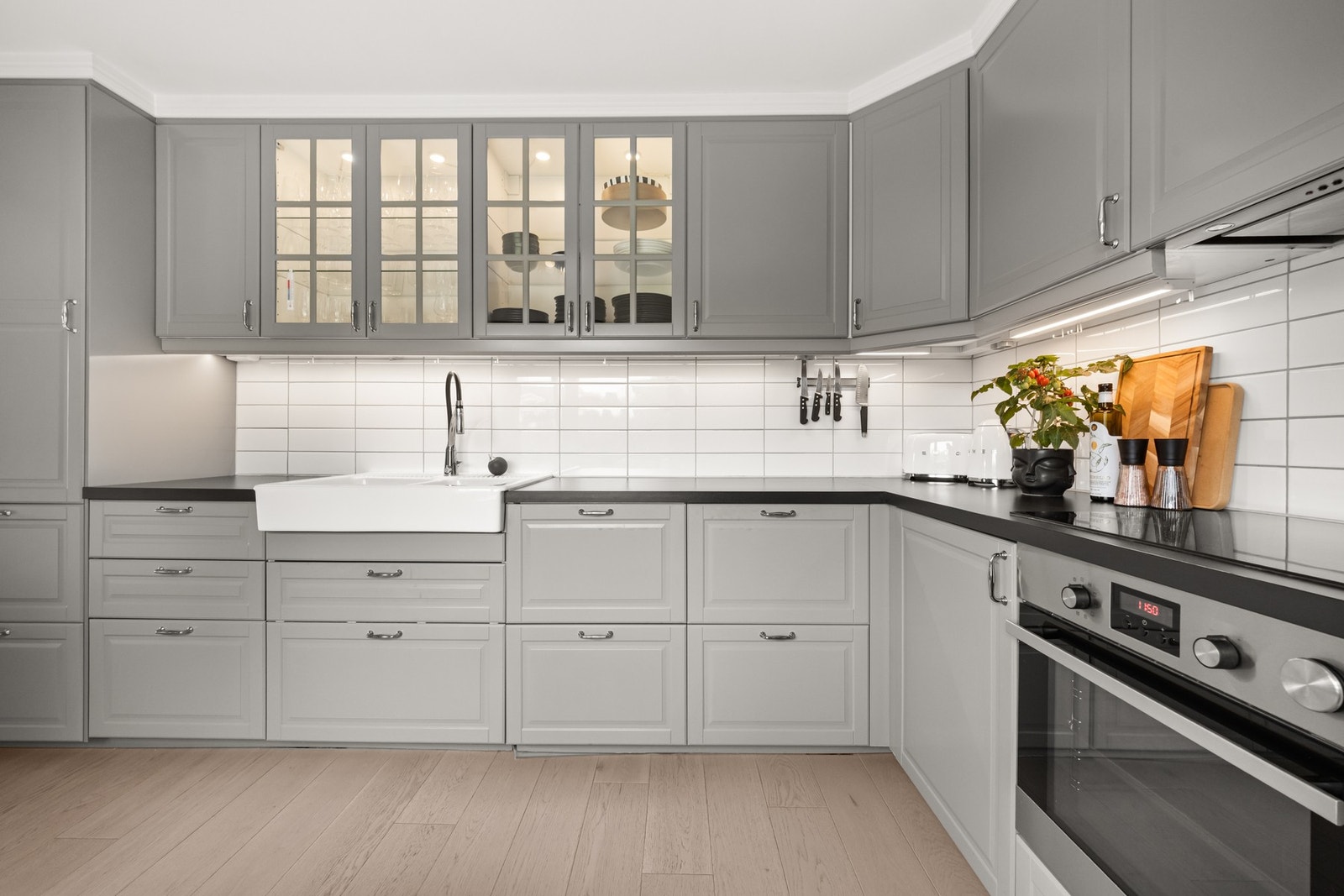 Kjøkkenet er utstyrt med side-by side med vann- og isbit funksjon, stekeovn, bred induksjonskoketopp, samt oppvaksmaskin. Galleribilde