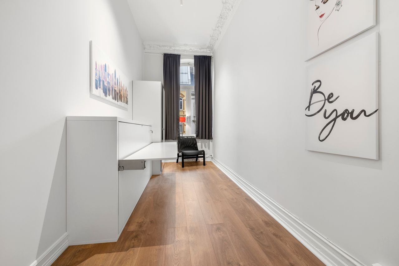 Rom nr. 3
Enkelt soverom med skapseng og skrivebord. Galleribilde