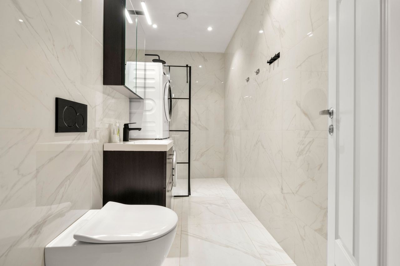 Felles bad med dusj, wc ,vask , vaskemaskin og tørketrommel Galleribilde