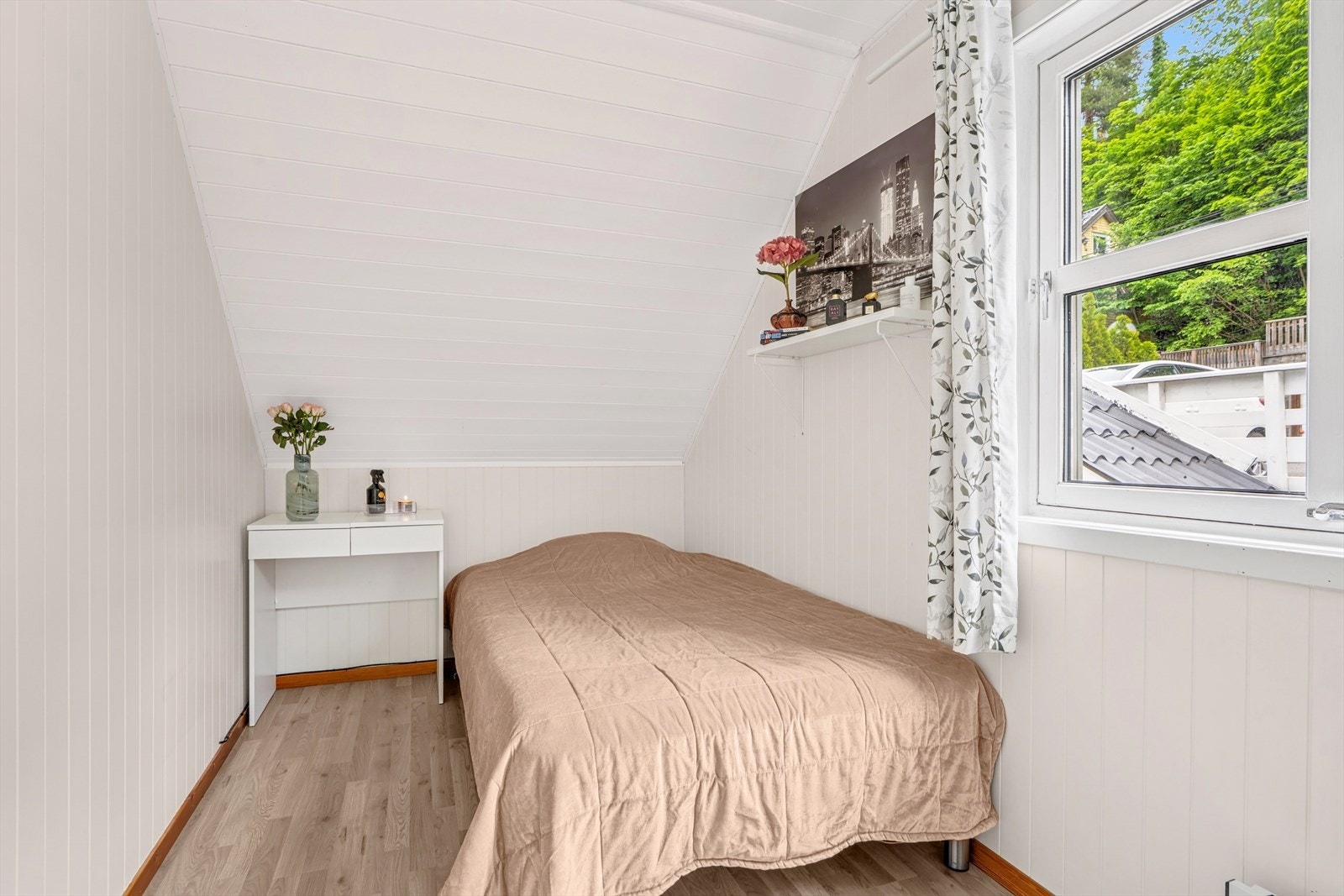 Soverom i 1. etasje med inngang fra stuen. Galleribilde