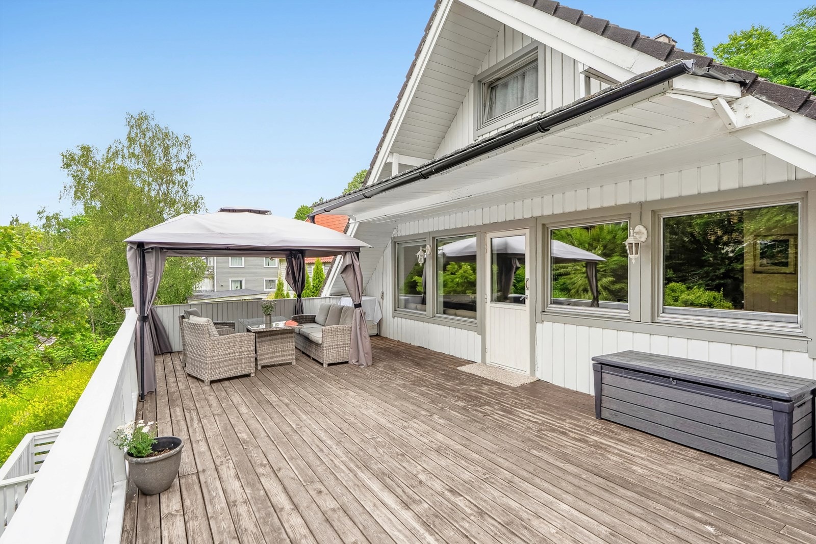 Fra stuen er det utgang til en meget stor, vestvendt terrasse med plass til flere sittegrupper. Galleribilde