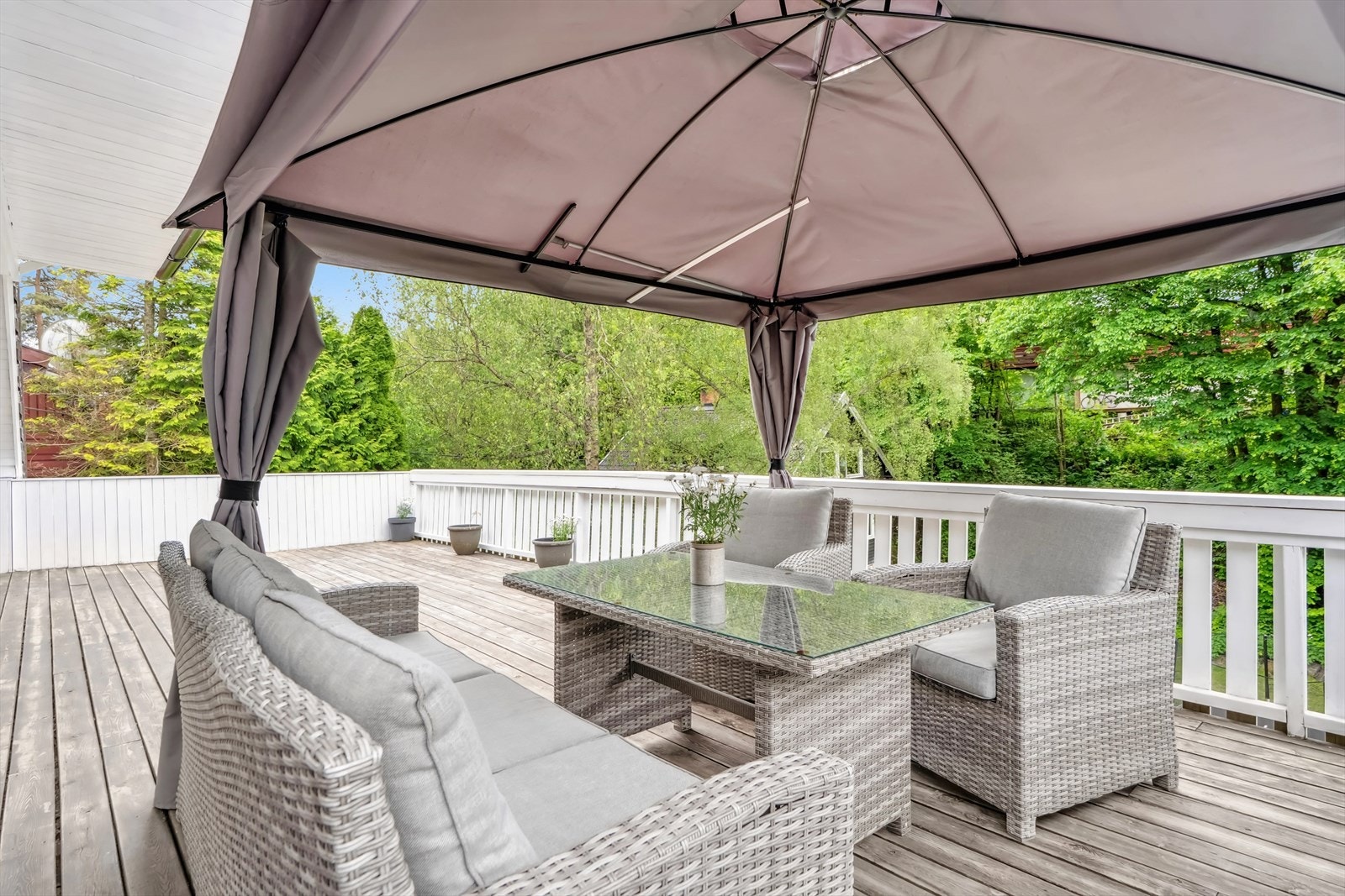 Herfra er det utsyn mot hagen og de hyggelige, grønne omgivelsene. Galleribilde