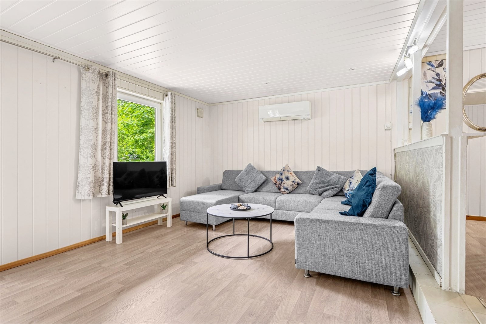 Plass til stor sofa. Varmepumpe montert. Galleribilde