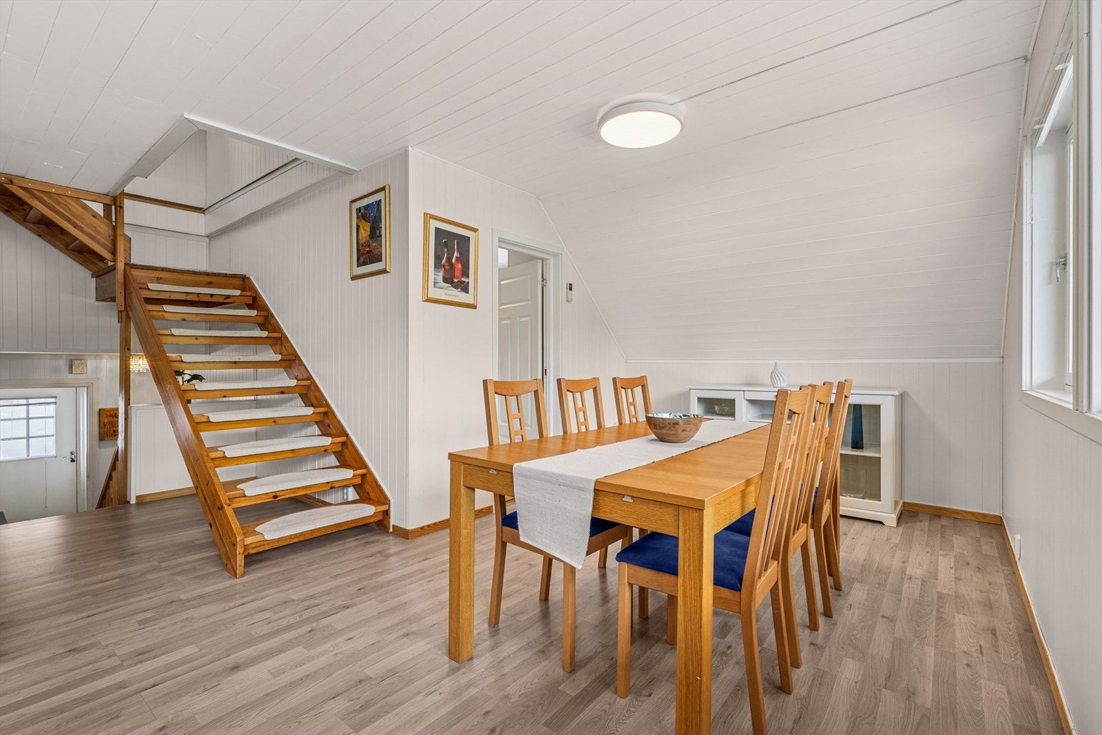 Fin plass til spisebord i tilknytning til kjøkkenet. Galleribilde