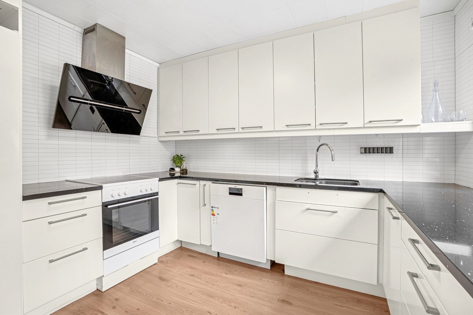 Lyst og pent kjøkken med meget god benkplass for den som er glad i å lage mat. Galleribilde