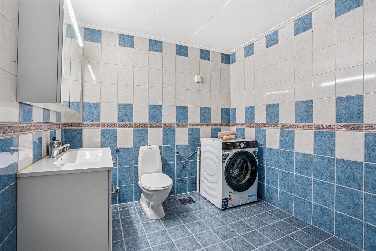 Romslig baderom i underetasje. Galleribilde