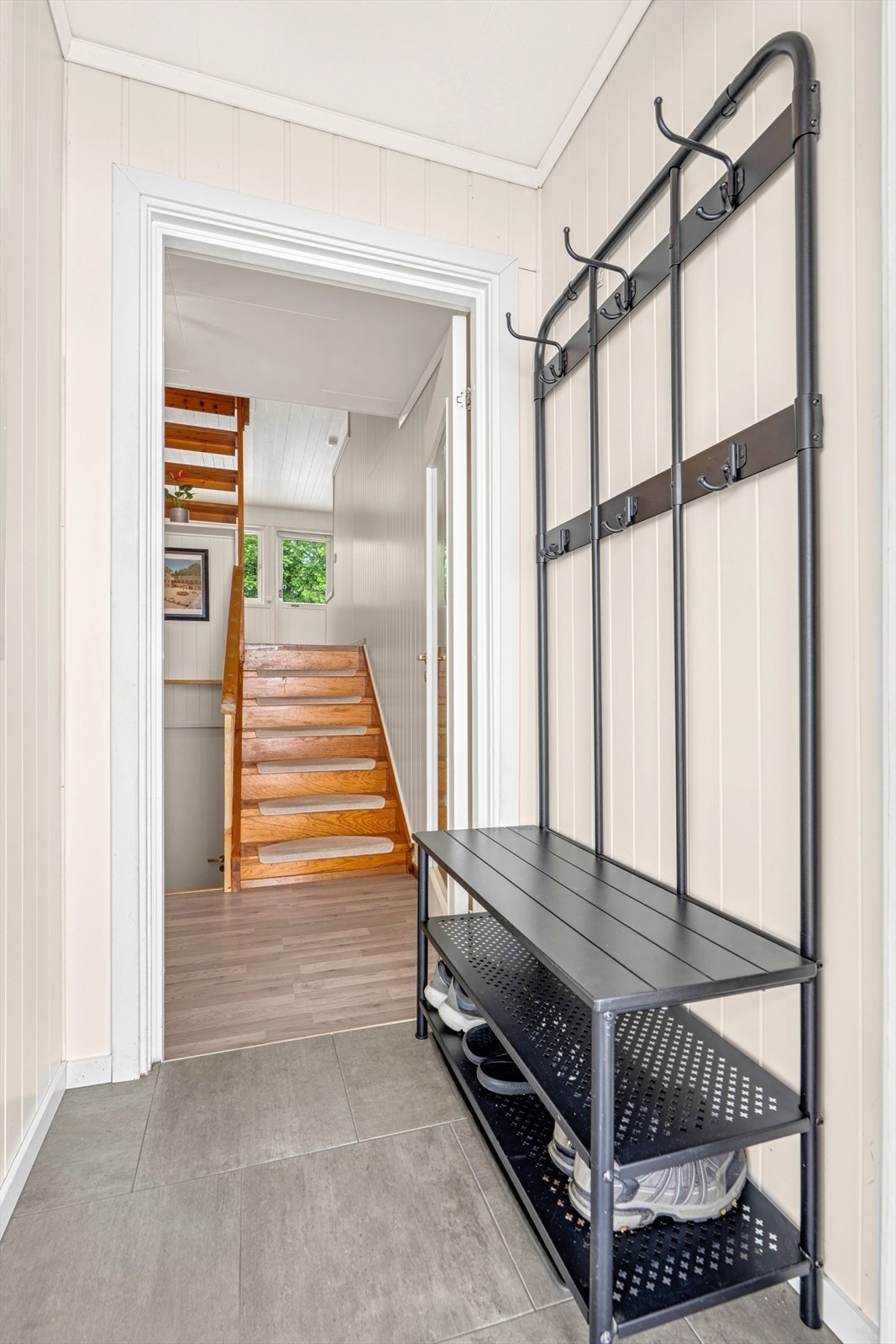 Entre med plass til å henge fra seg yttertøy og sette fra seg sko. Galleribilde