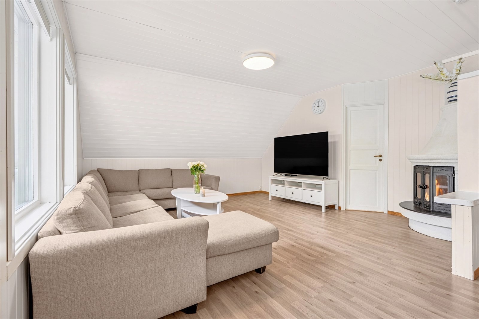 Etasjen har skråtak. Gulvareal i etasjen ble målt til ca. 70,3 m². Galleribilde