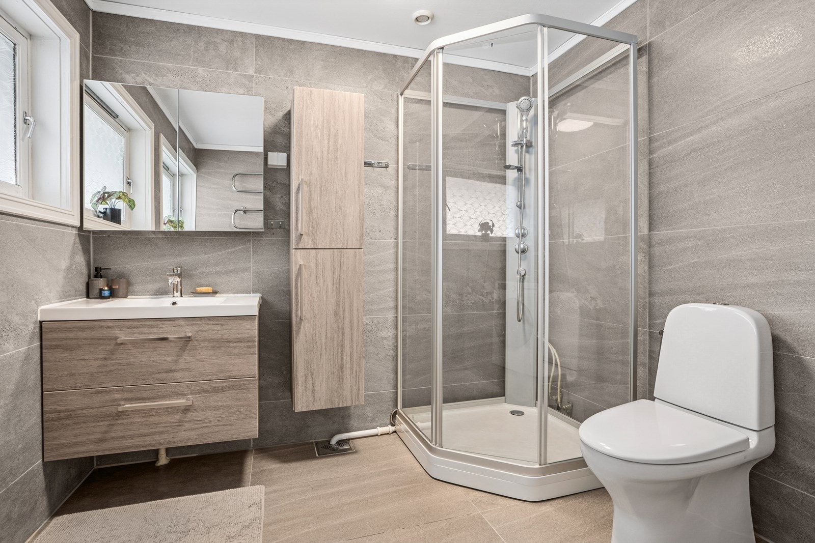 Pent bad med lekkert flisvalg og moderne innredning. Galleribilde