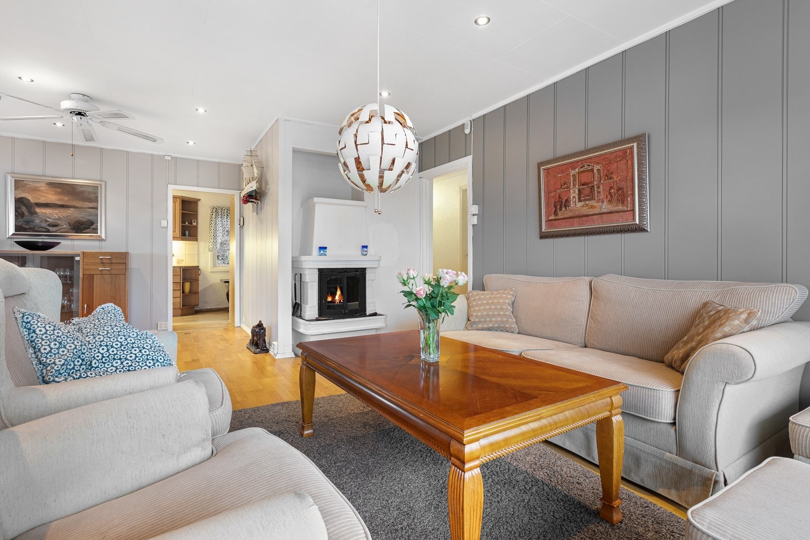 Stuen er inndelt i flere soner og byr på flere møbleringsmuligheter. Galleribilde