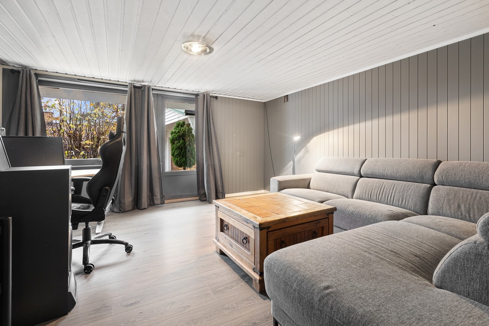 Rom innredet som kjellerstue. Galleribilde