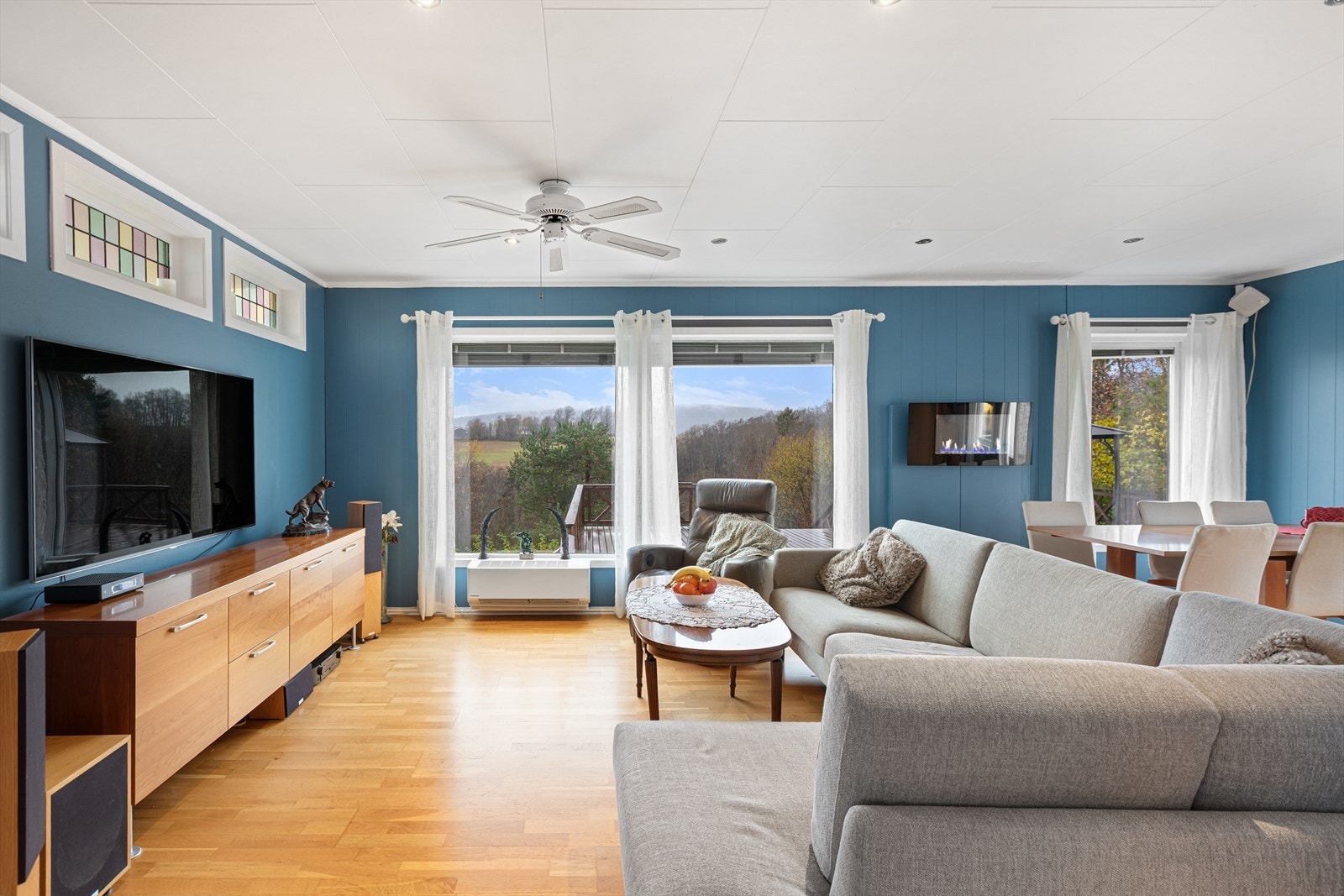 Boligen har peis og varmepumpe i stuen. Det er også satt inn en gasspeis. Galleribilde