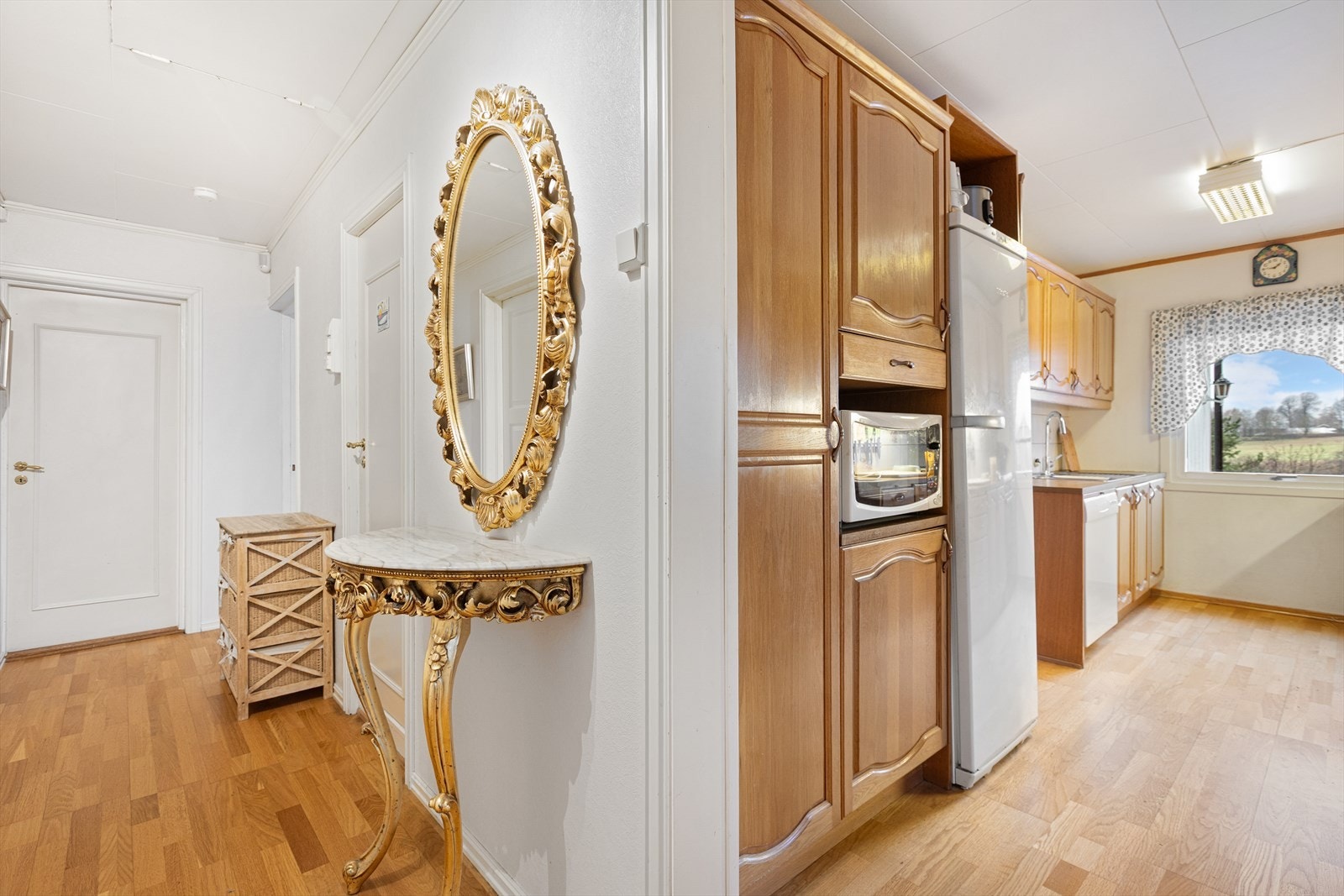 Velkommen inn! Boligen har et lystmalt vindfang som fører videre inn i gang. Galleribilde