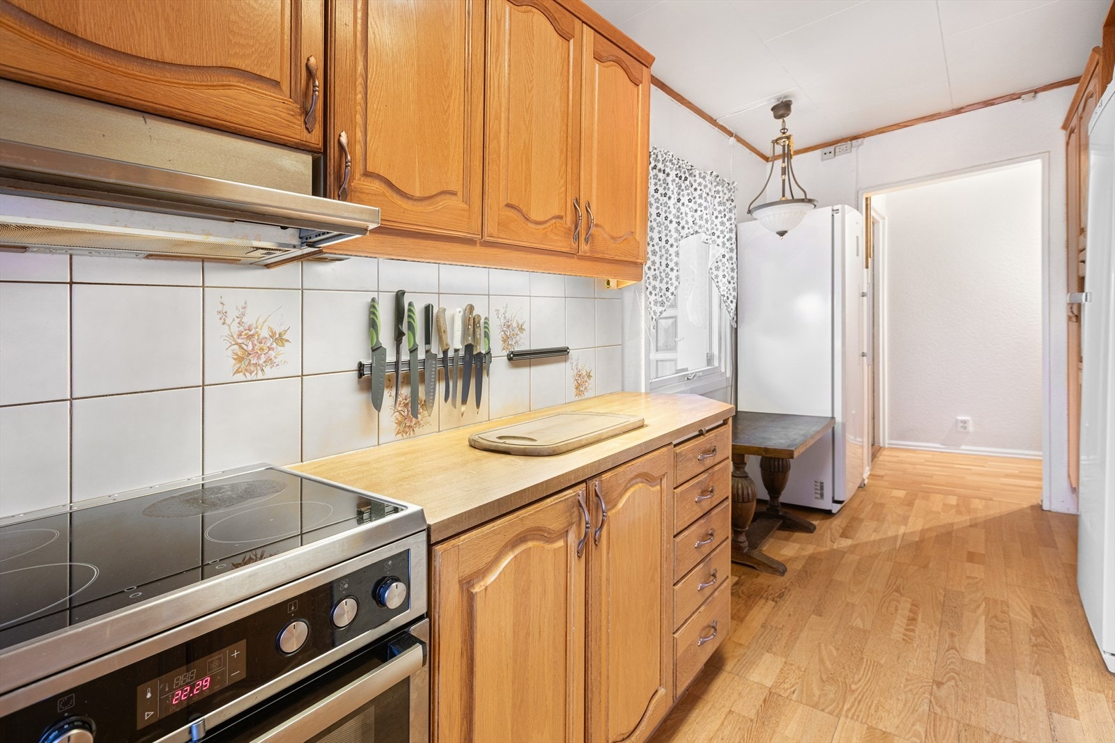 Kjøkkeninnredningen har profilerte fronter og laminert benkeplate. Galleribilde