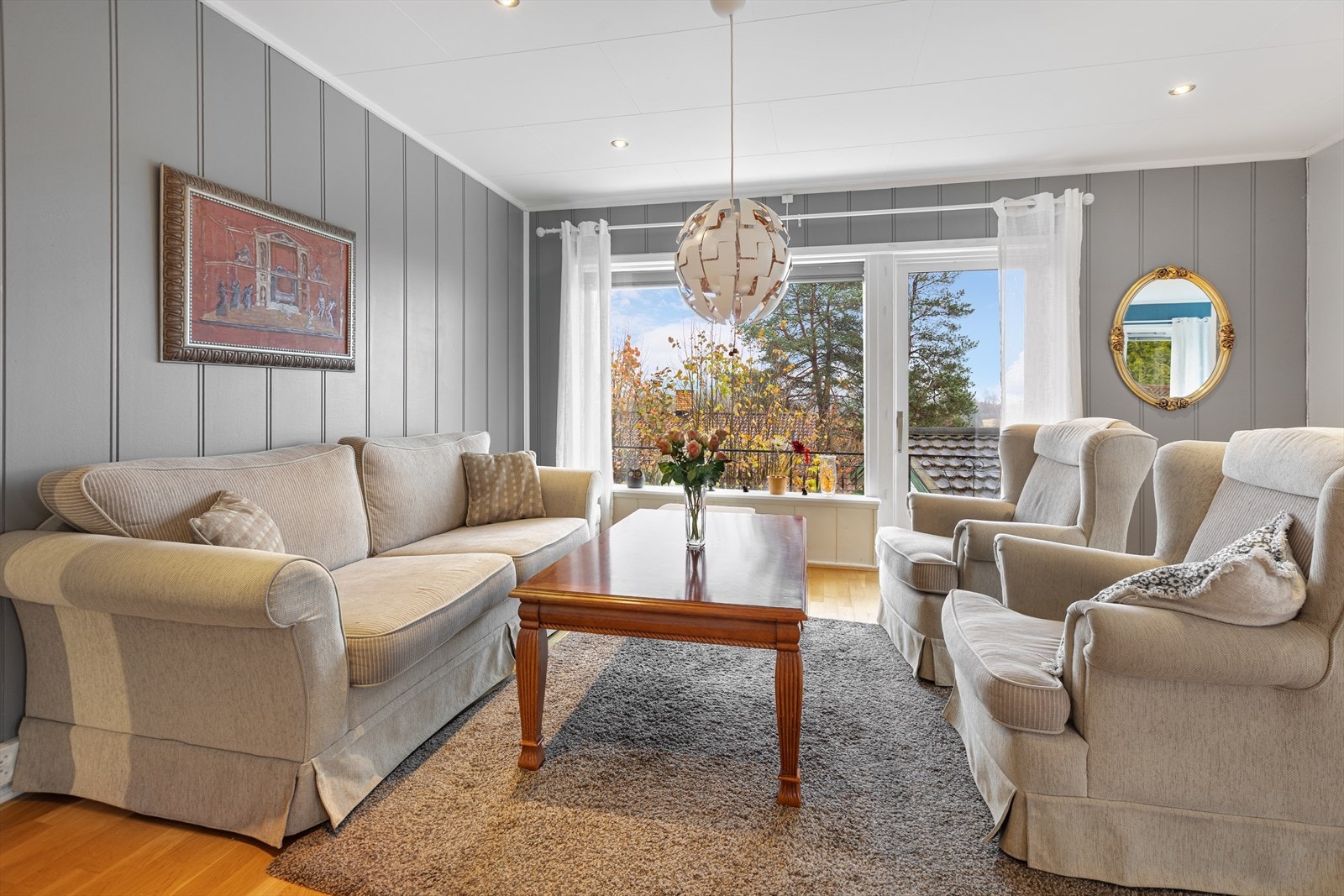 Malte veggflater, parkett på gulv og downlights i himling. Galleribilde