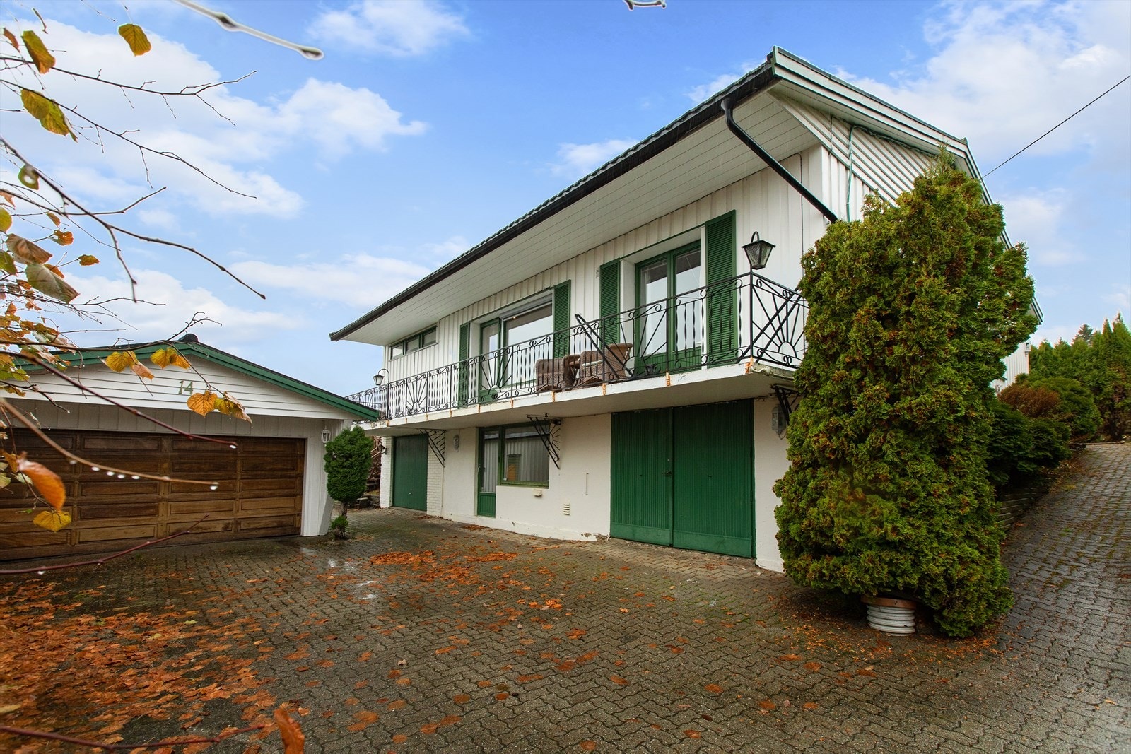 Parkering gjøres i garasje og på egen tomt. Galleribilde