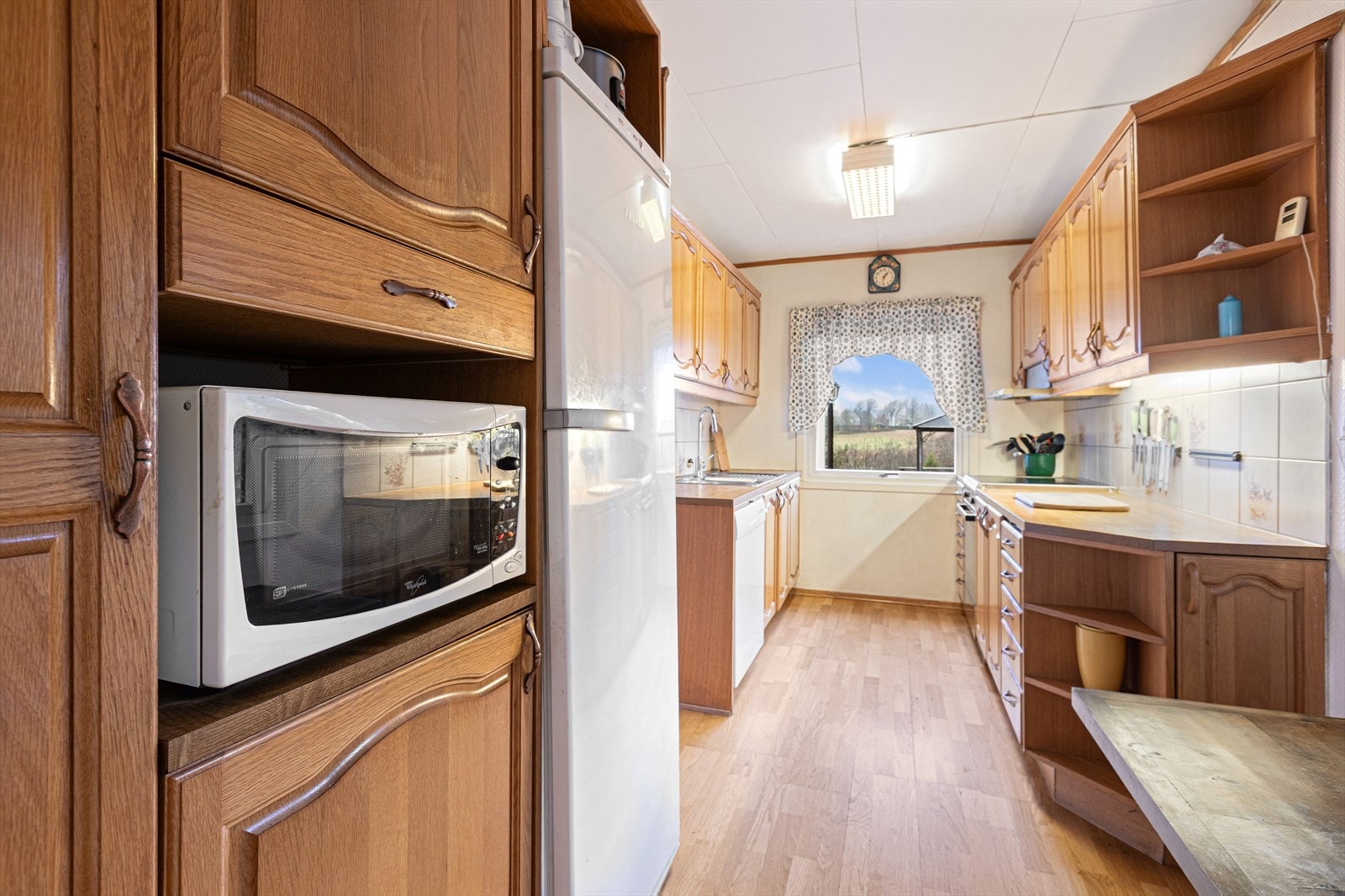 Kjøkkenet er i eget rom og har innredning på langsidene. Galleribilde