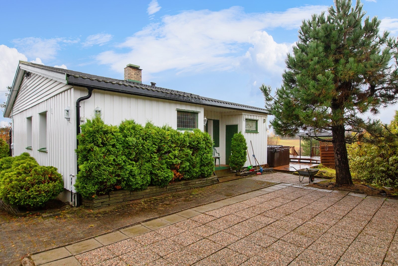 Eiendommen har en pent opparbeidet tomt med gode solforhold. Galleribilde