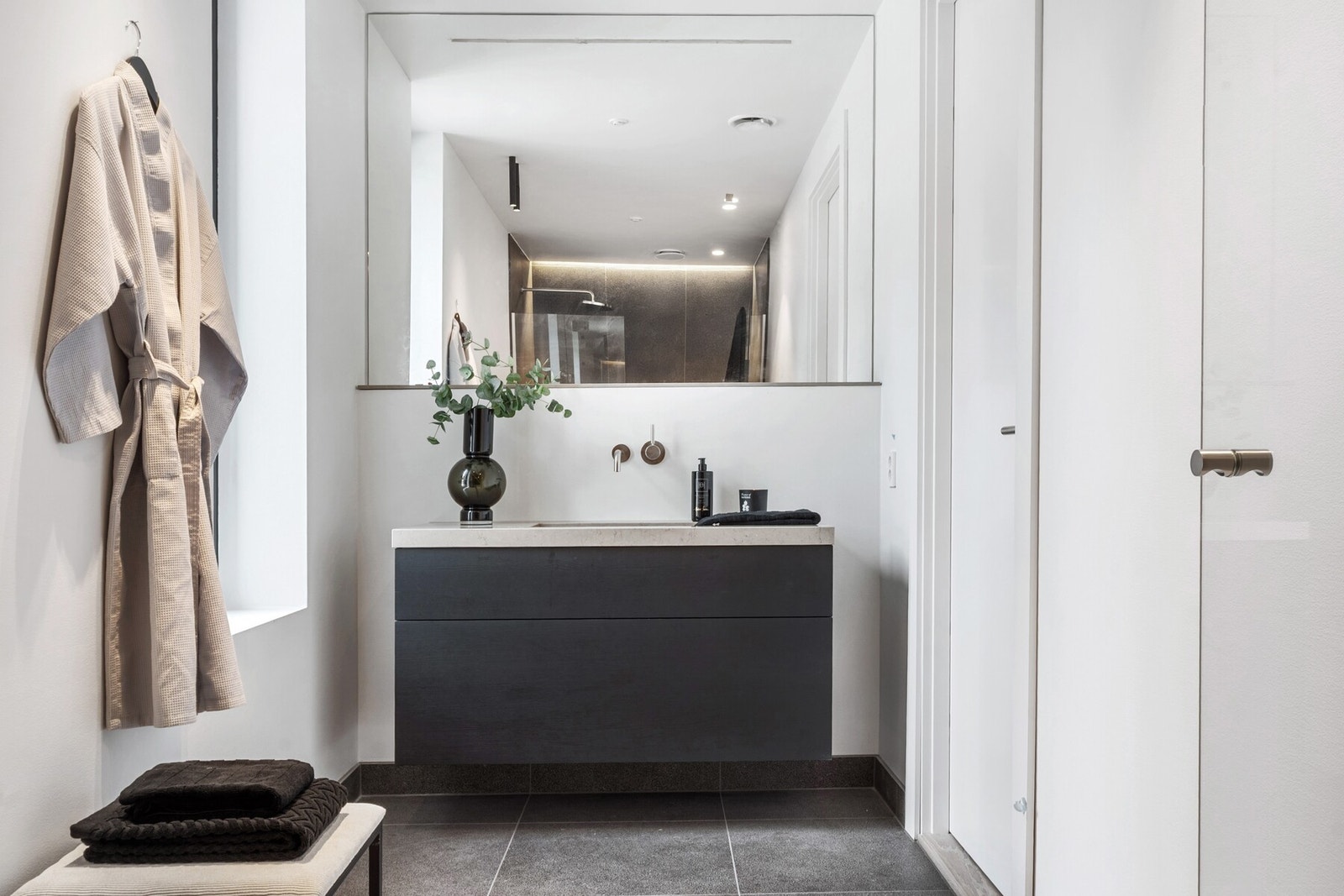 Badet som hører til soverom nummer to har servant og innredning i tilsvarende utførelse som det andre badet