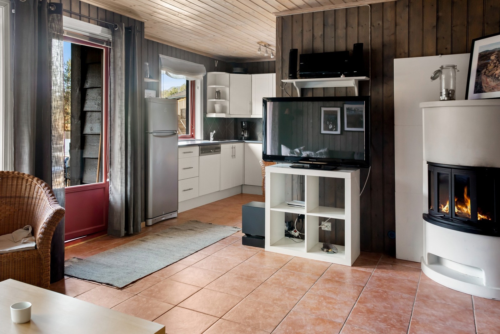 Det er peisovn i stue og elektrisk gulvvarme i hele gulvet. Galleribilde